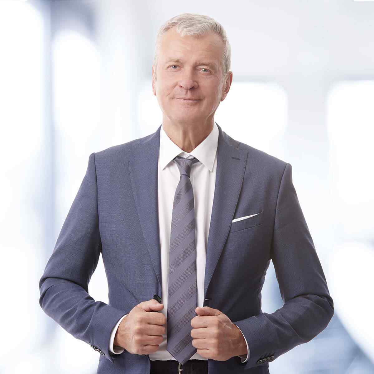 https://zenvexmining.com/wp-content/uploads/2019/04/img-people-01.jpg